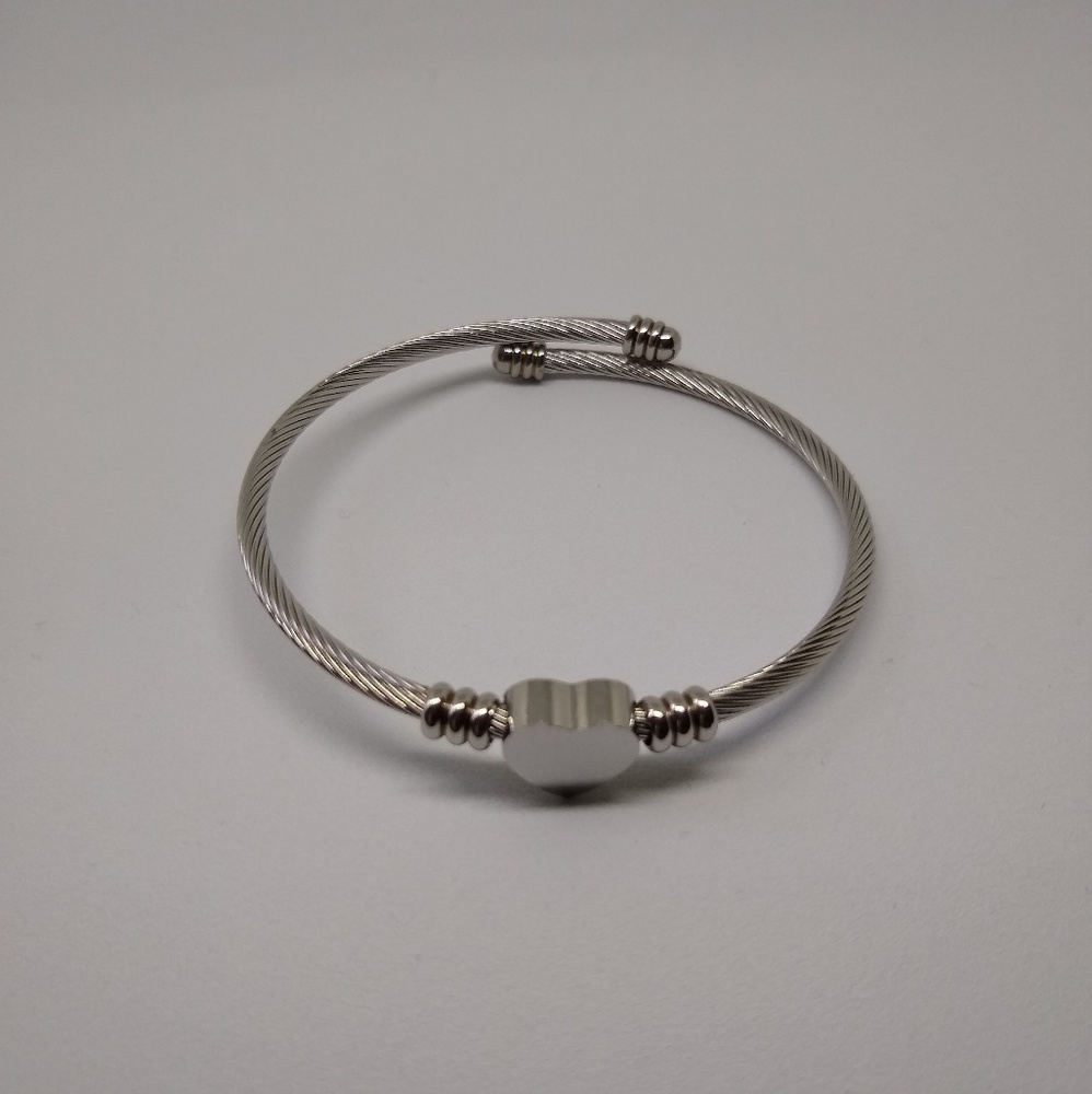 New Ivonne Destination Silver Heart Charm Bracelet